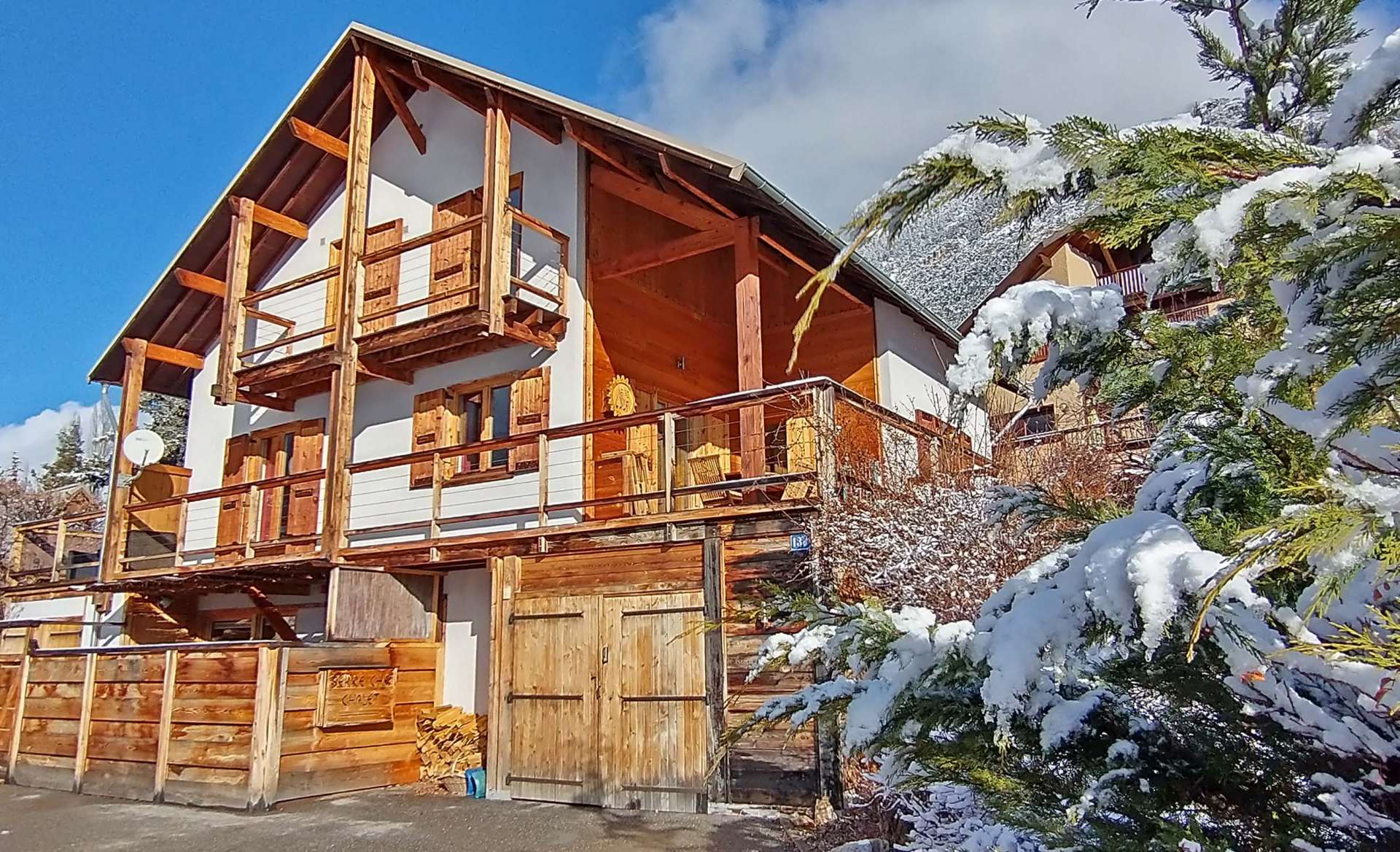 Serre Che Chalet sous la neige